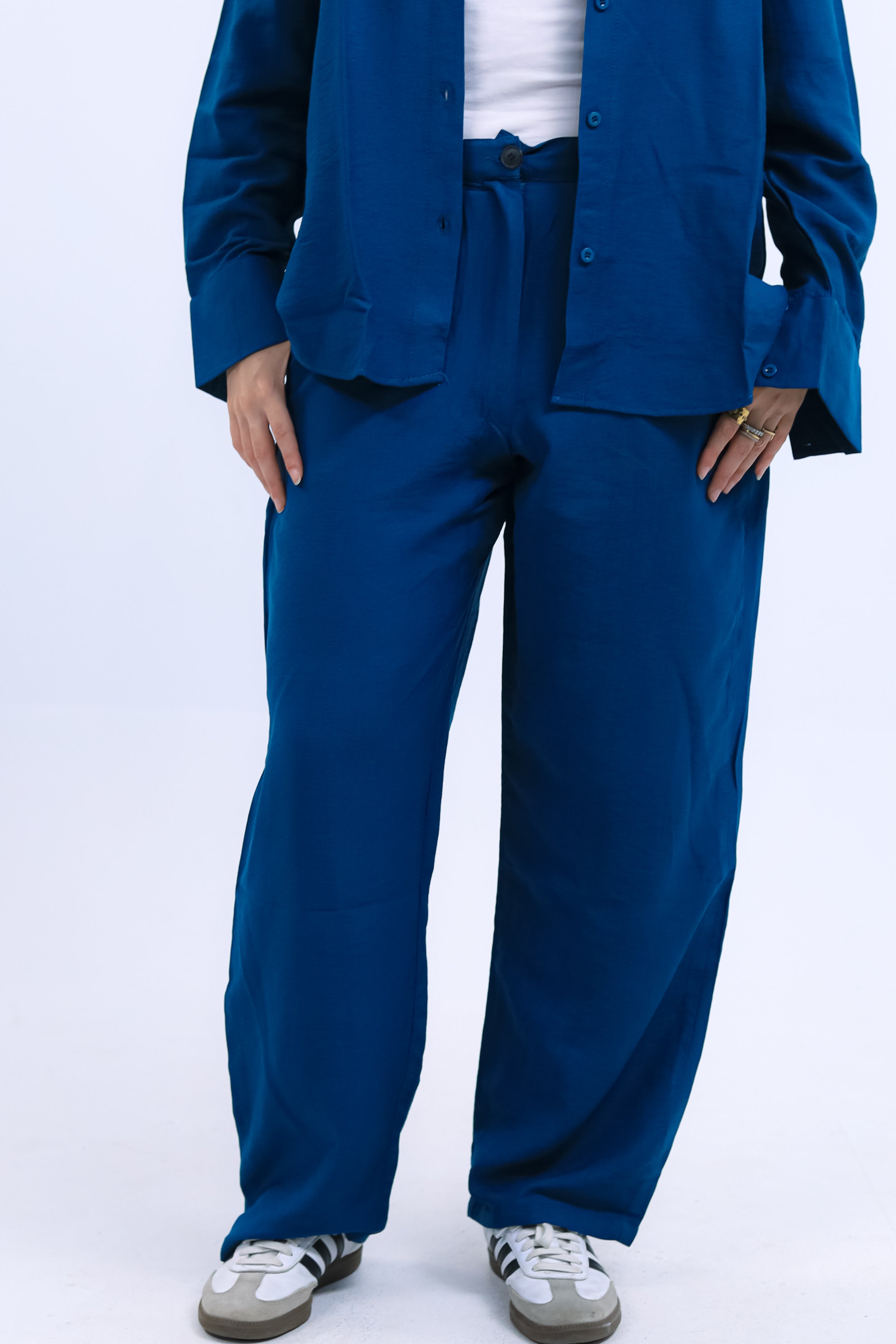 High-waisted linen trousers in beige – wide-leg cut with elastic waistband
